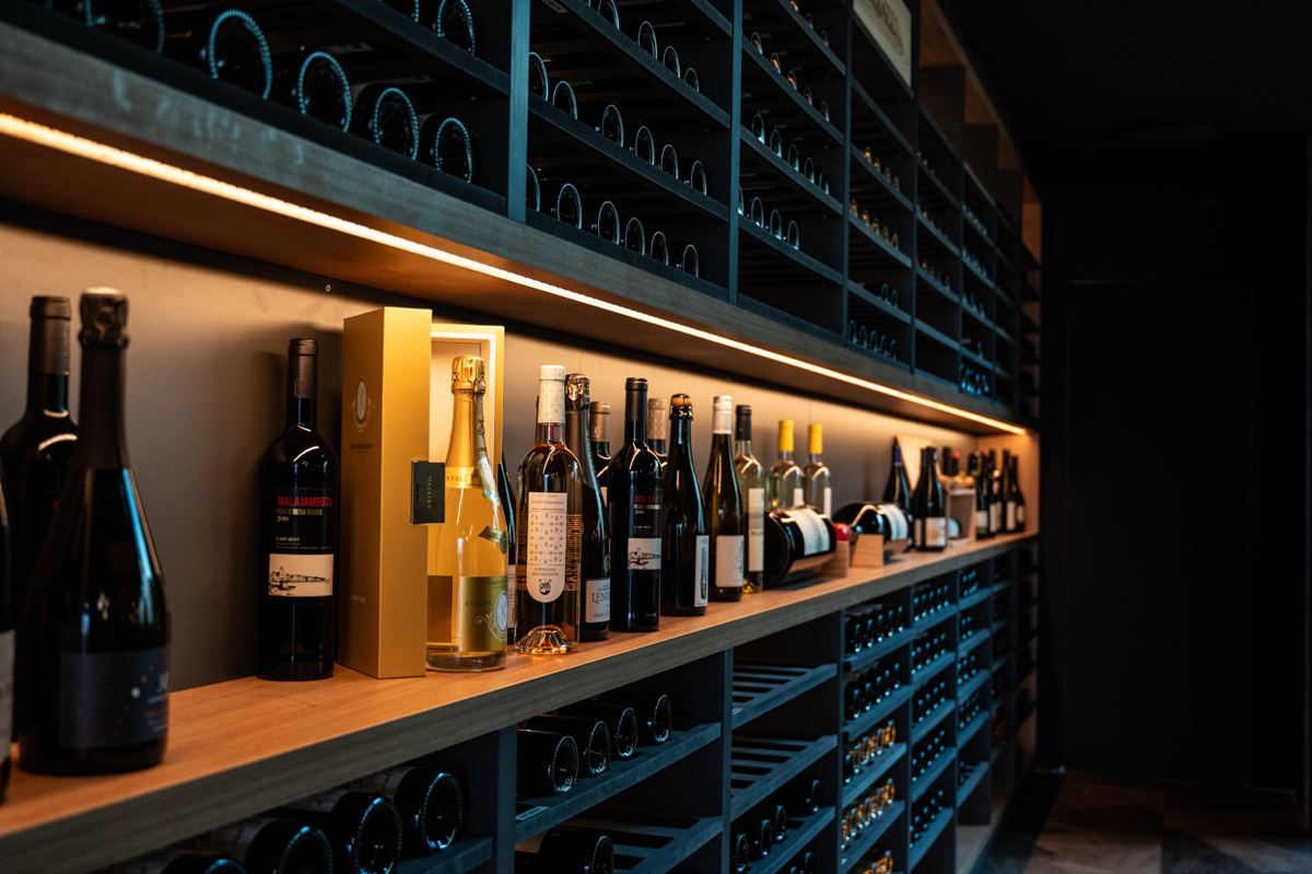 Le mur à vins éclairé du bar
