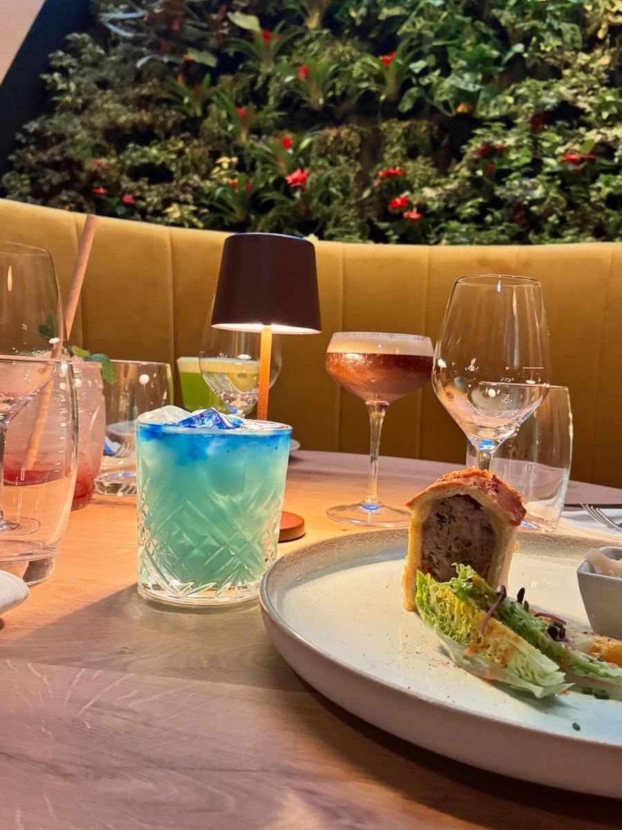 Cocktails colorés servis à table