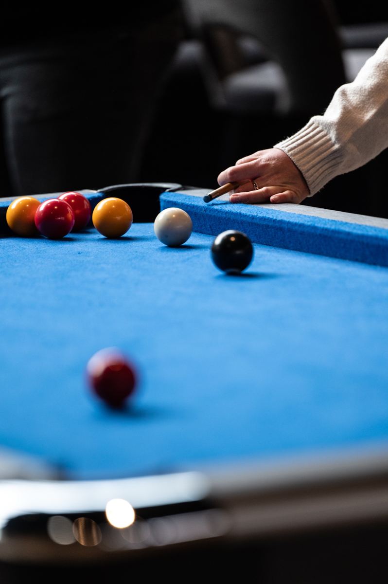 Partie de billard sur le tapis bleu du Jardin de l'Orangerie
