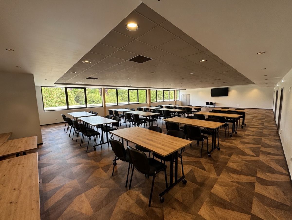 La Grande salle du Parc en configuration séminaire, sous son plafond en pointe, face aux baies vitrées