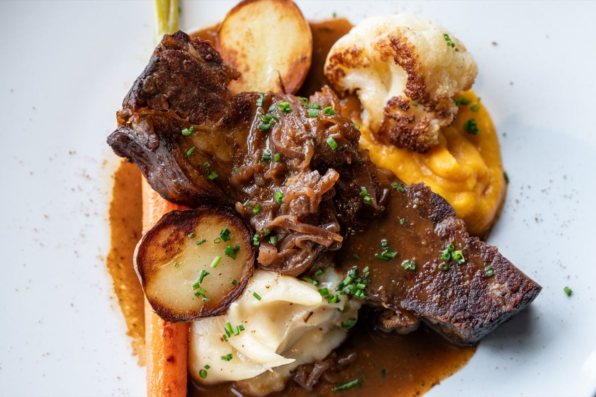 Viande mijotée, purée, carottes et pommes de terre rôties