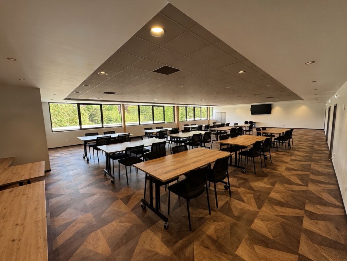 La Grande salle du Parc en configuration séminaire : longues tables en bois face aux baies vitrées